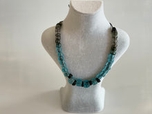 Load image into Gallery viewer, glass bead necklace